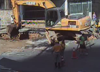 Afundamento de pista fecha faixa da Avenida Orosimbo Maia