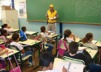 Agentes visitam escolas para divulgar valores para boa convivência no trânsito