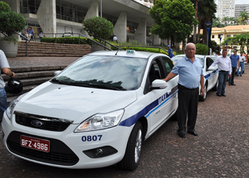 Prefeito entrega alvarás para novos taxistas e assina contratos do serviço acessível