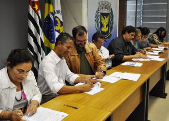 Prefeitura assina contratos de permissão para o serviço de Táxi Executivo