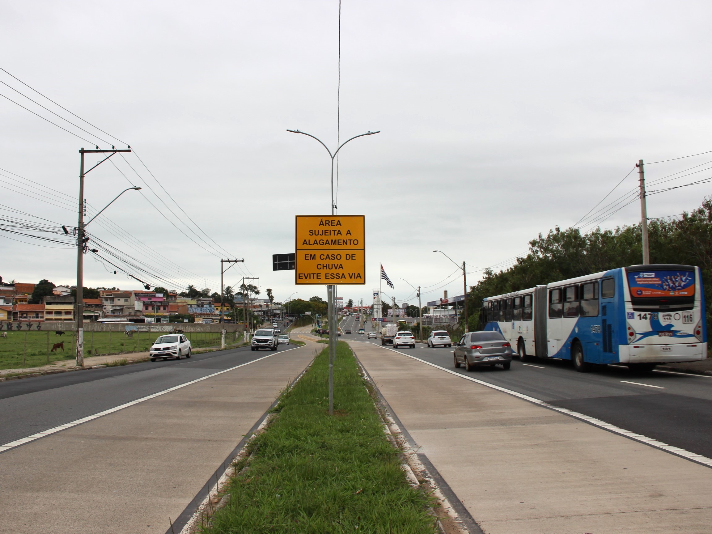 Placas indicam pontos sujeitos a alagamentos para orientar condutores