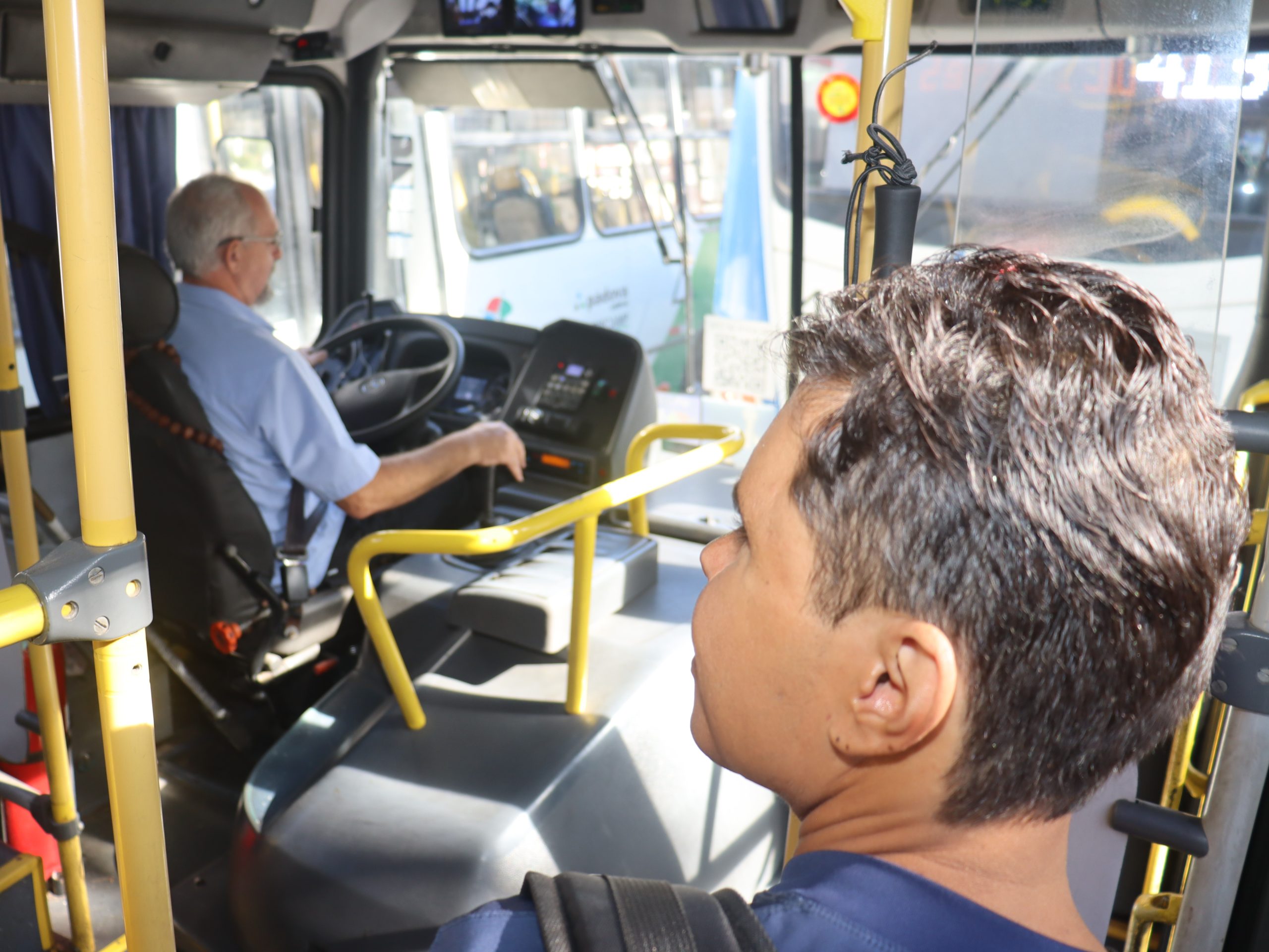 Motorista da 135 ativa sistema sonoro que alerta sobre próximas paradas