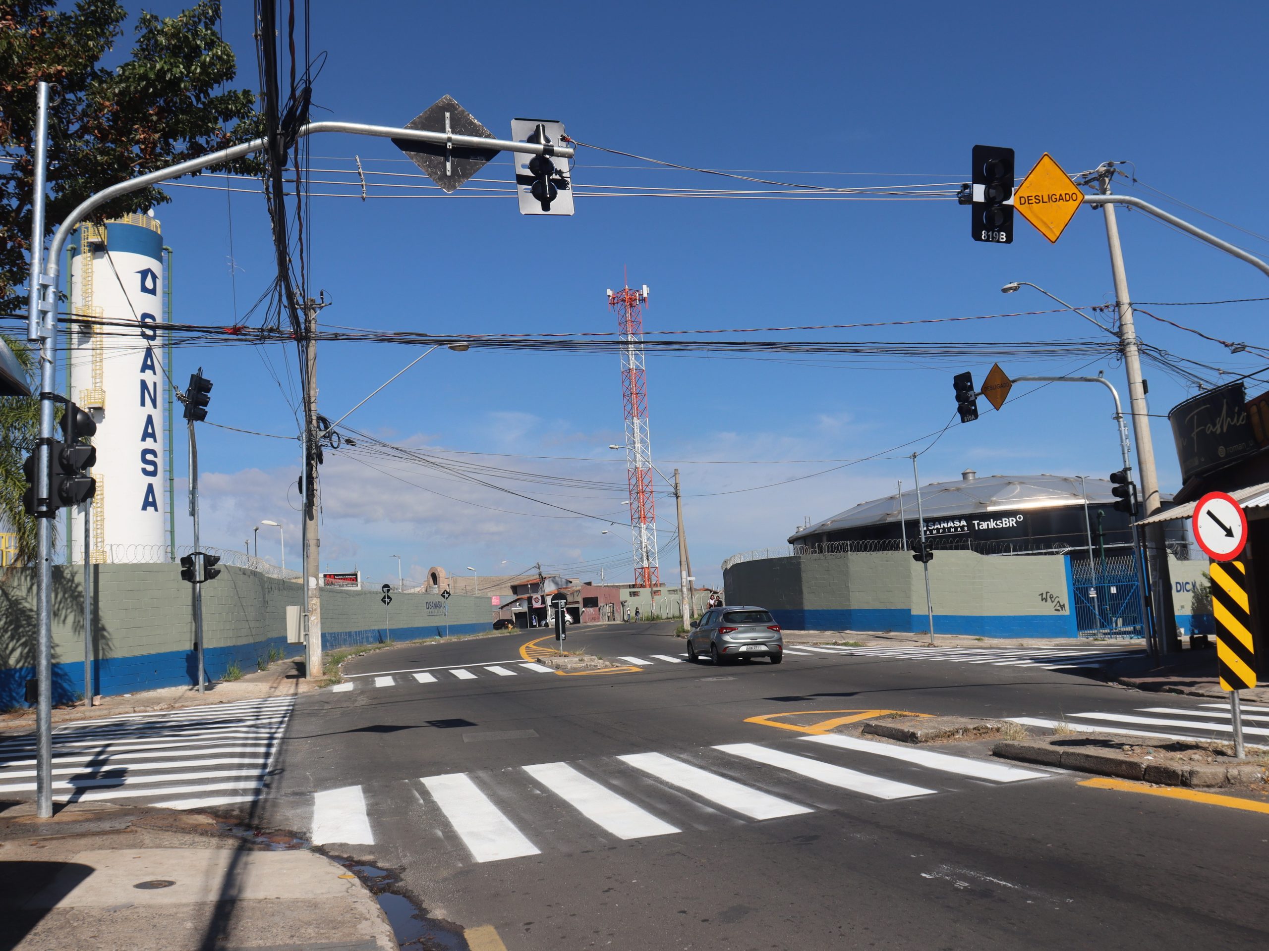 Cruzamento da avenida João Prata Vieira recebe novos semáforos