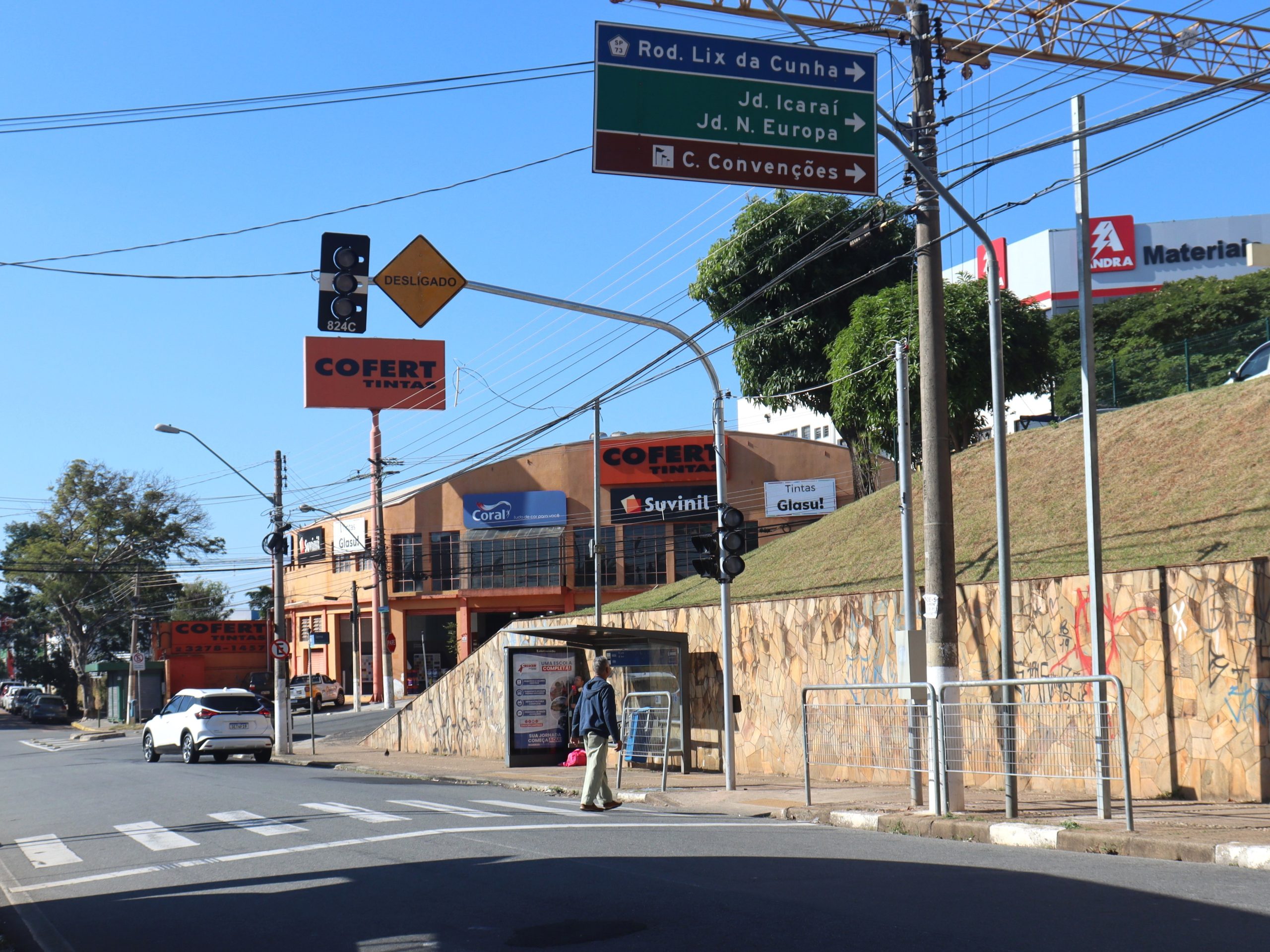 Travessia da av. Papa Paulo VI recebe semáforo com botoeiras