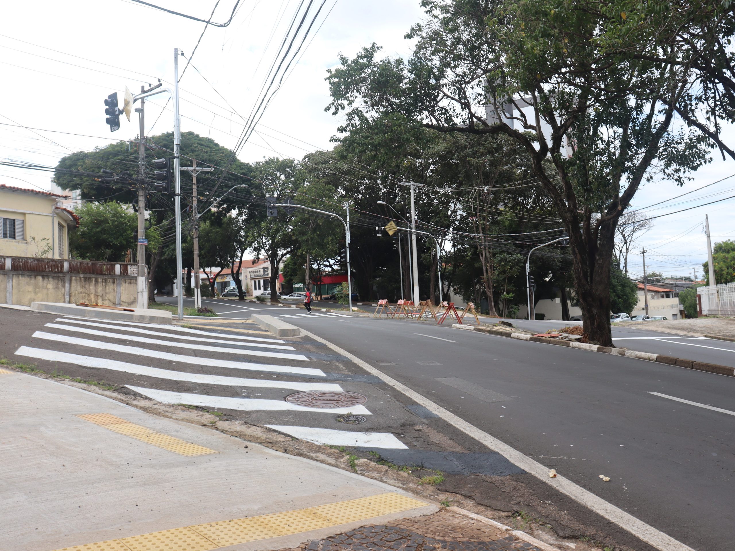 Quase 3,3 mil placas e oito semáforos instalados no semestre