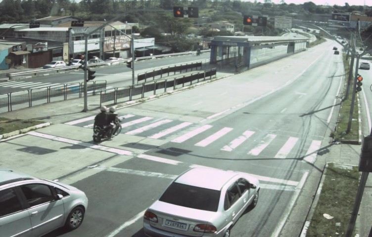 Mais de 102 mil infrações por avanço de semáforo foram registradas em 2025