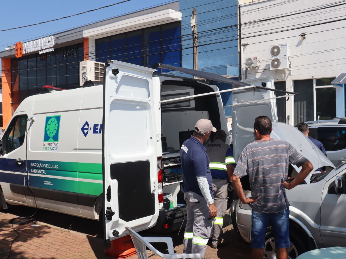 Padre Anchieta recebe inspeção veicular ambiental gratuita da Emdec