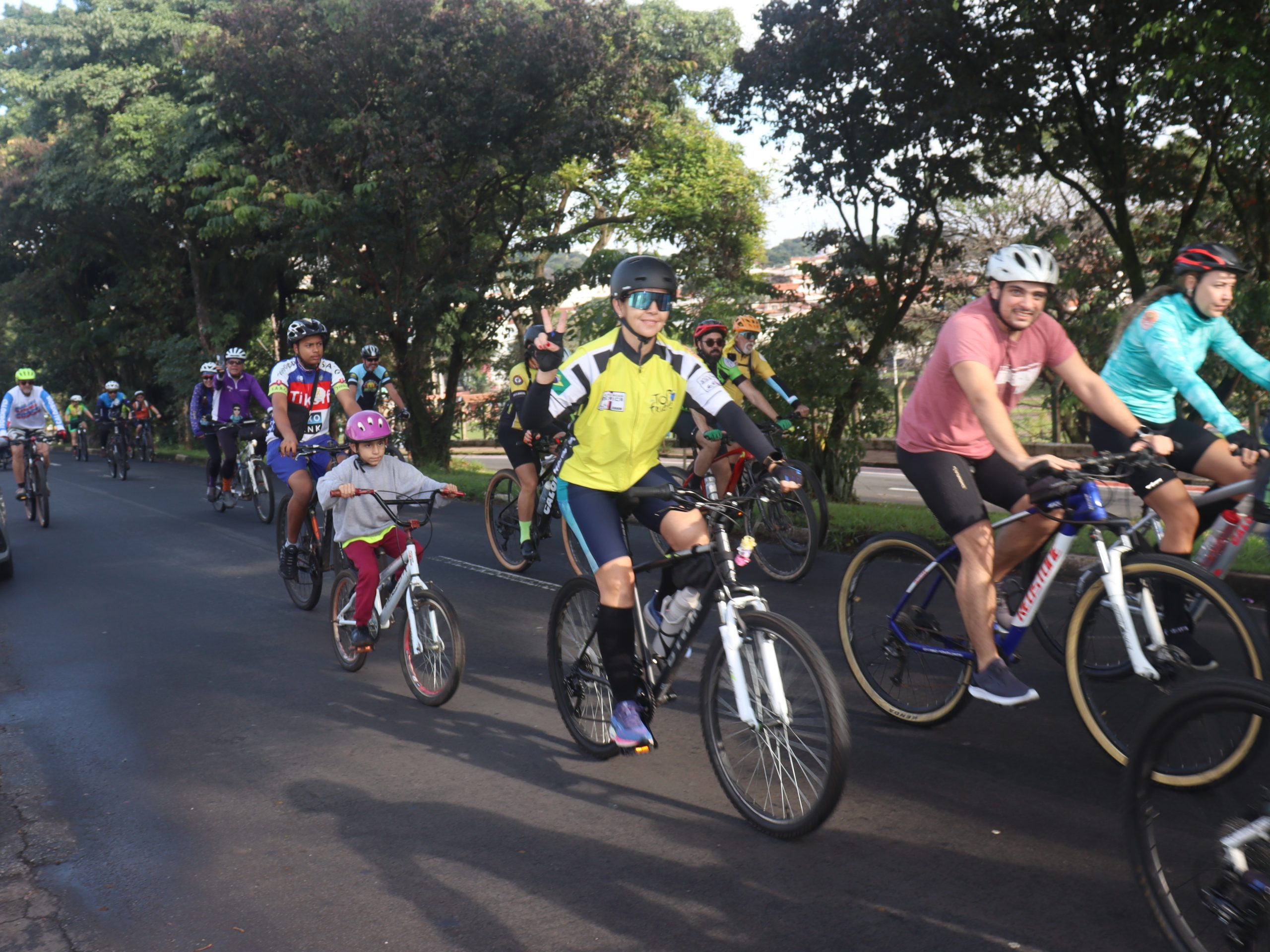 Ciclistas pedalam 12 km pela vida no trânsito