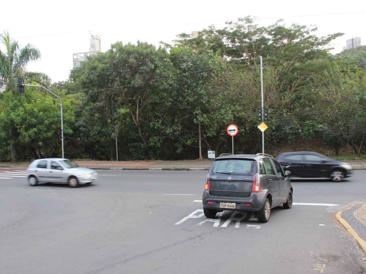 Intersecção na av. Prefeito Magalhães Teixeira, no São Bernardo, ganha semáforo inteligente
