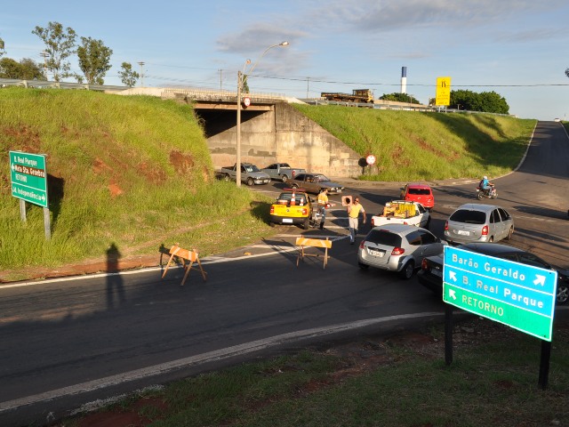 Tráfego de caminhões no acesso do km 116 da Rodovia Zeferino Vaz tem restrição