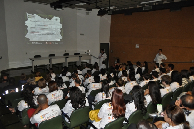 Trabalho de conscientização leva alunos ao HC para conhecer a realidade de acidentados