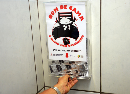 Prefeitura instala equipamentos de distribuição de camisinhas em terminais