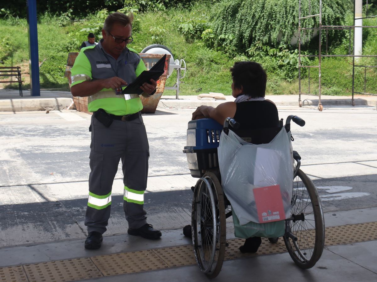Agente prestando informações para munícipe.