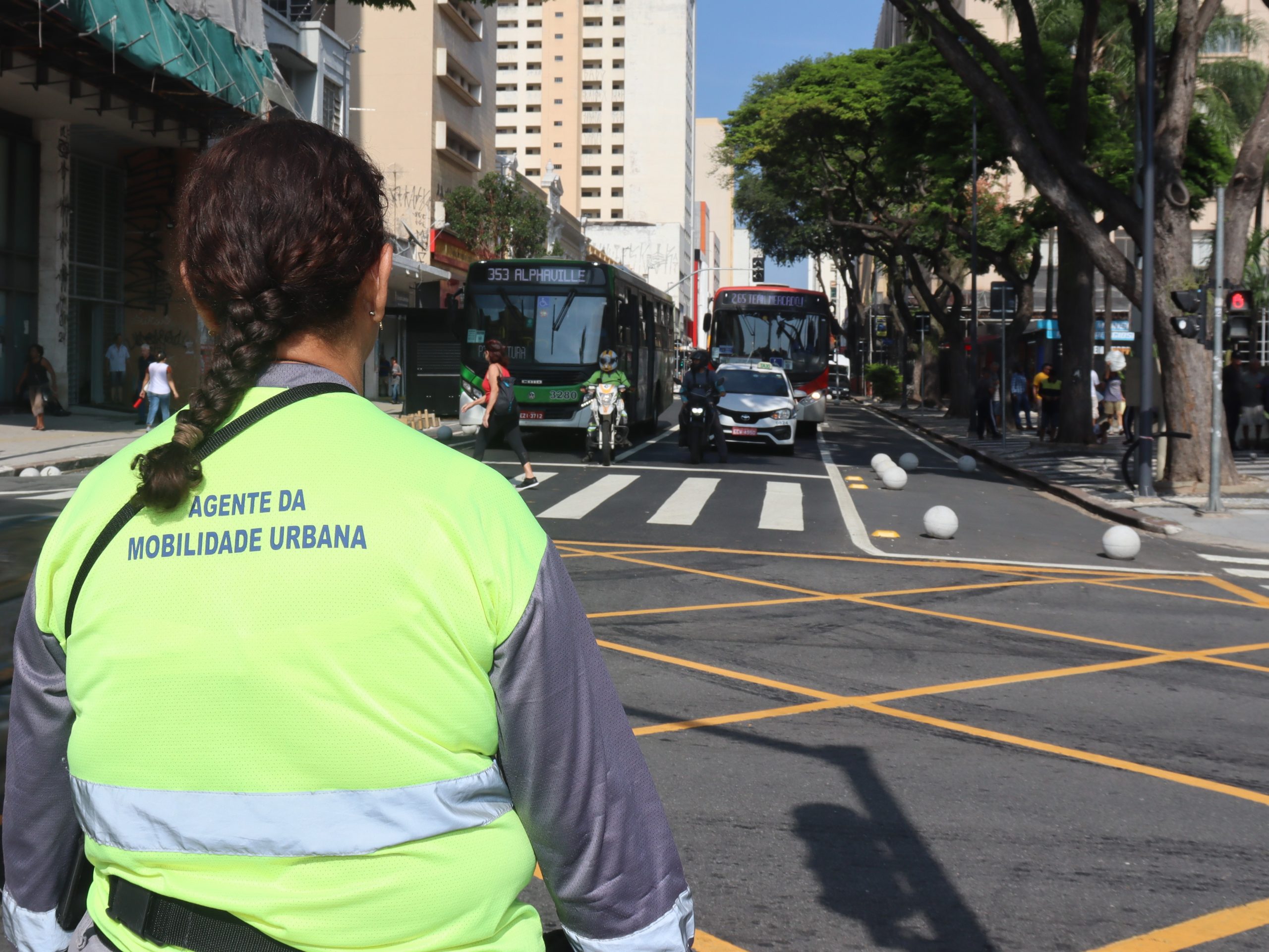 Agentes atuam para evitar fechamento de cruzamentos e liberar faixas exclusivas, se necessário