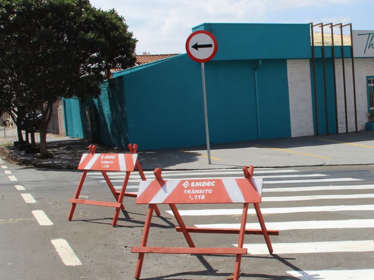 Trecho da rua Américo Brasiliense, no Cambuí, fechado ao tráfego de veículos nesta quinta (25)