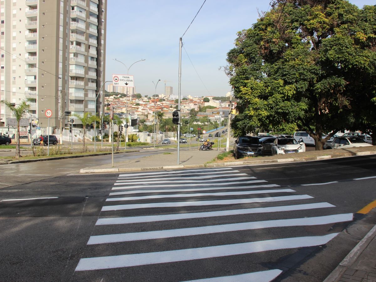 Emdec ativa semáforos para travessia de pedestres no cruzamento Amoreiras x Faria Lima