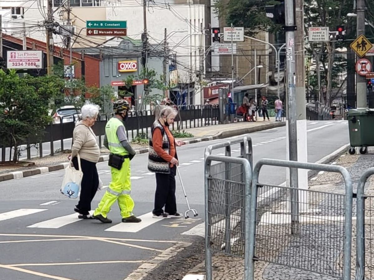 Corredor Central: trecho da rua Irmã Serafina recebe implantação de piso de concreto