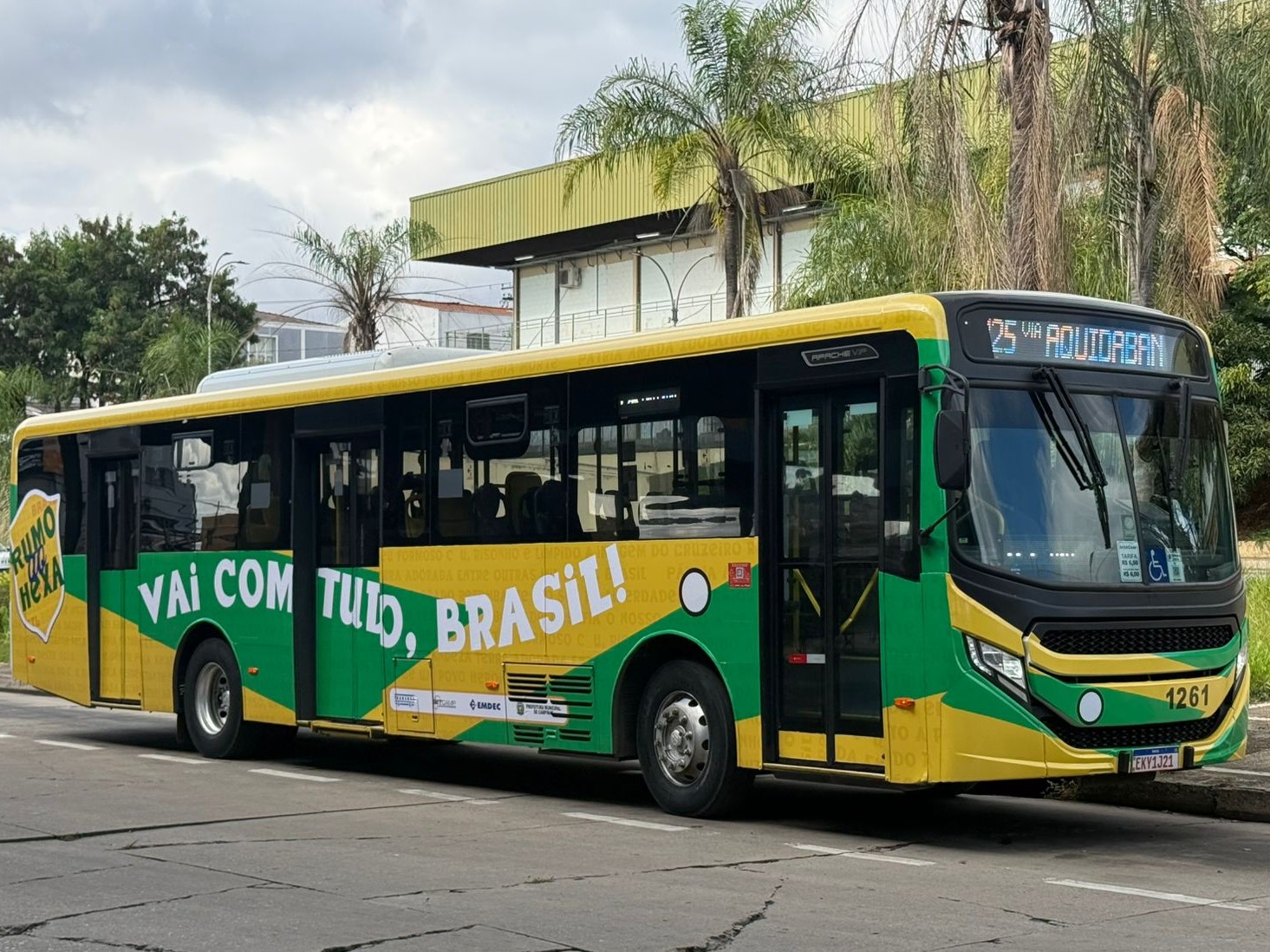 Linha especial 901 circula com identidade alusiva à Seleção, ligando o Terminal Central à Arautos - Crédito: Divulgação Setcamp