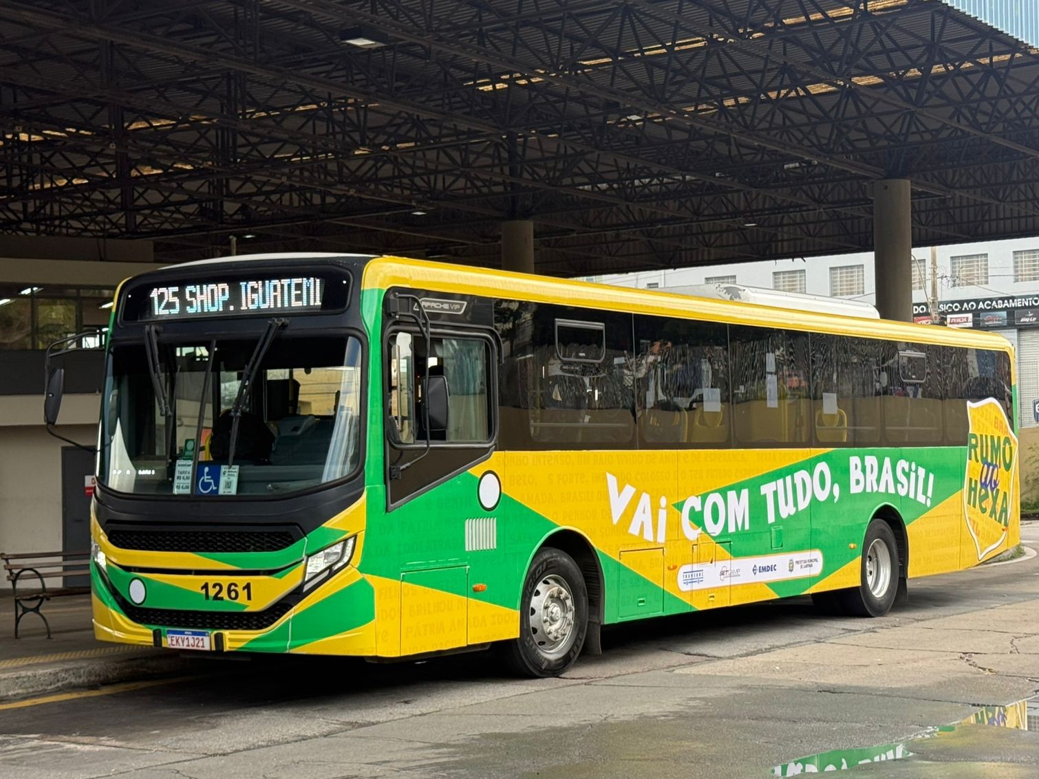 Linha especial 901 circula com identidade alusiva à Seleção, ligando o Terminal Central à Arautos - Crédito: Divulgação Setcamp