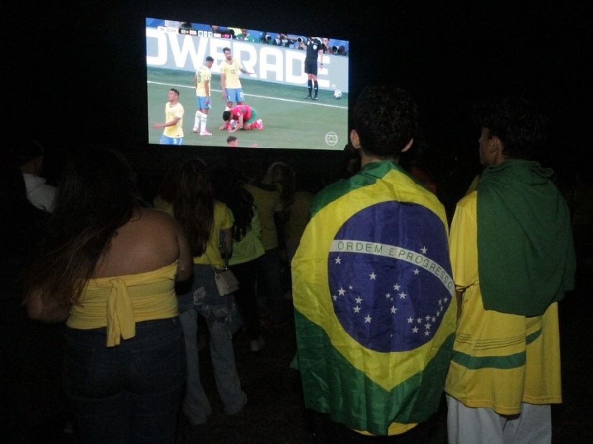 Torcedores acompanham partida da seleção na Arautos da Paz.