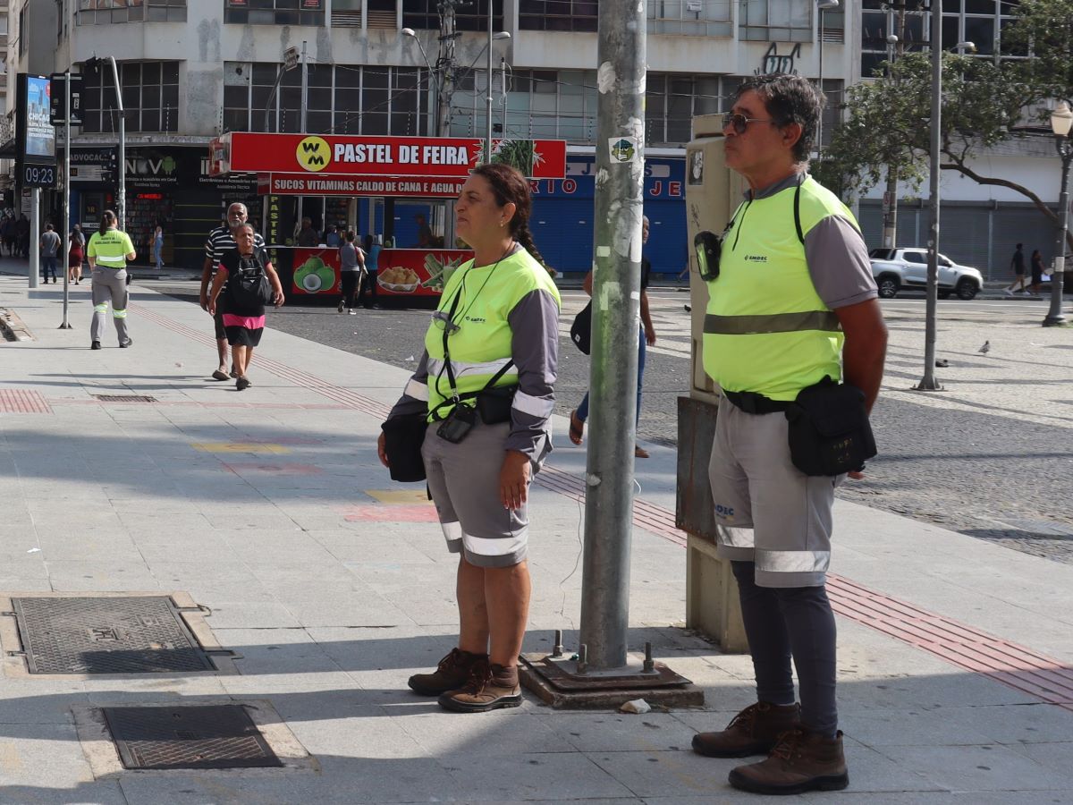 Três agentes da Emdec monitorando a circulação.