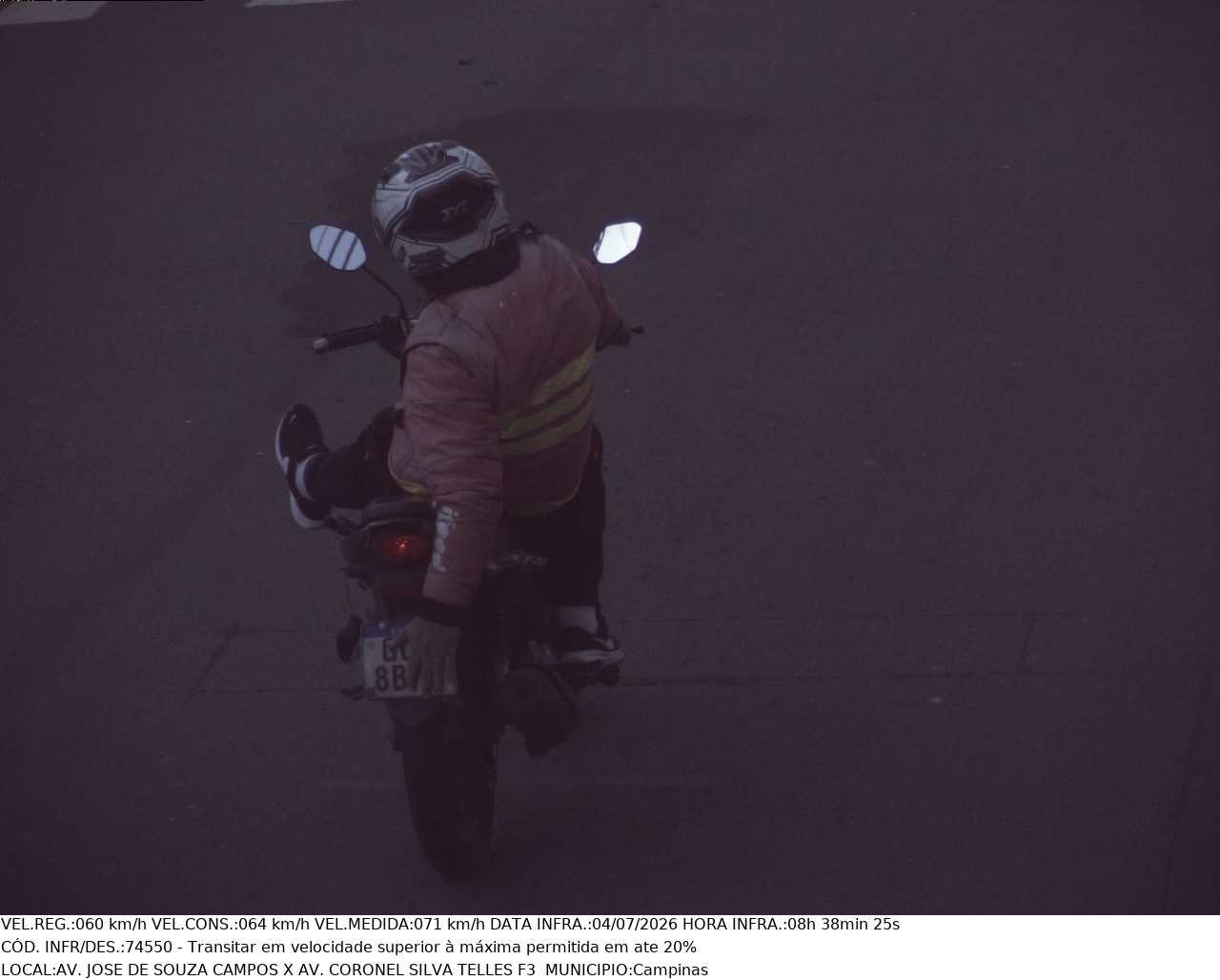 Imagens dos radares mostram motociclistas em velocidades acima do permitido ocultando a placa