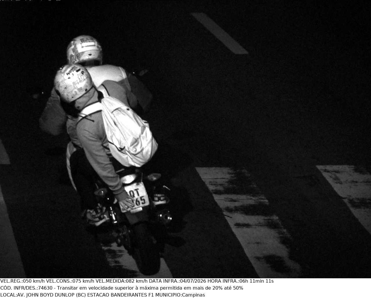 Imagens dos radares mostram motociclistas em velocidades acima do permitido ocultando a placa