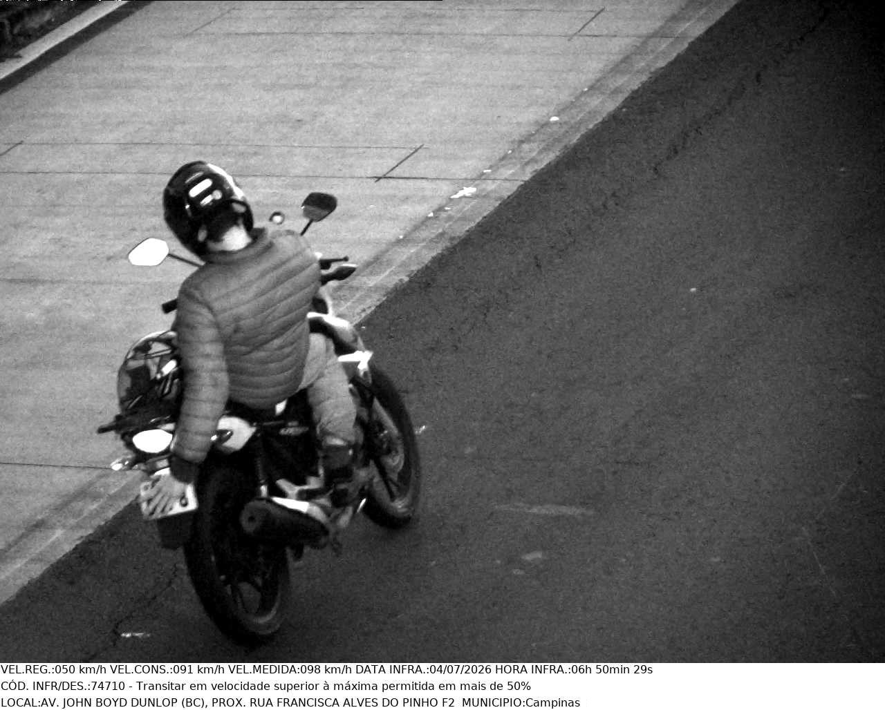 Imagens dos radares mostram motociclistas em velocidades acima do permitido ocultando a placa