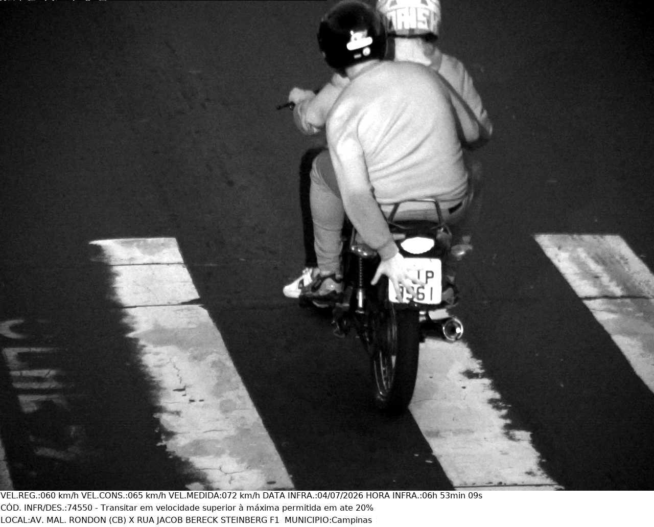 Imagens dos radares mostram motociclistas em velocidades acima do permitido ocultando a placa