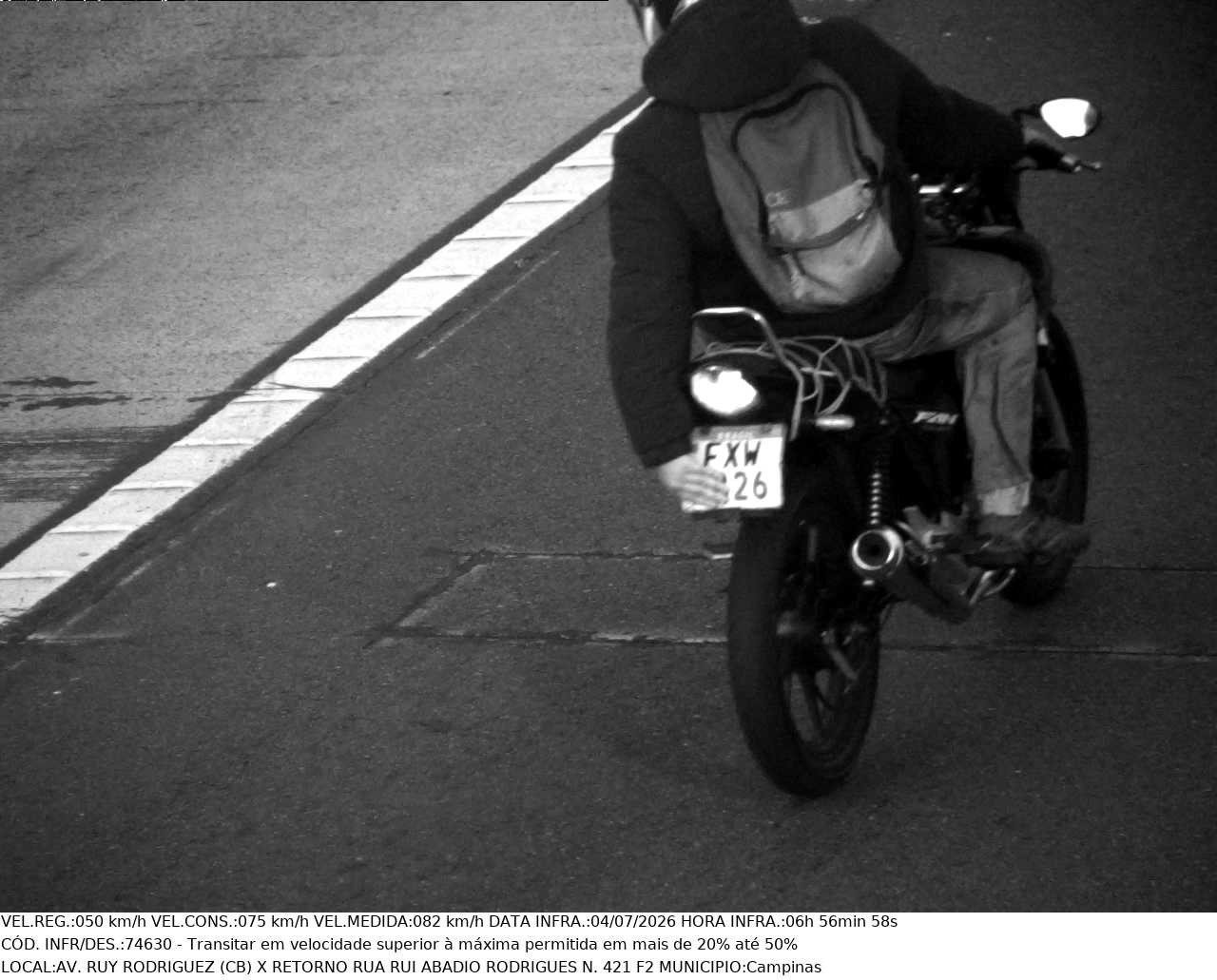 Imagens dos radares mostram motociclistas em velocidades acima do permitido ocultando a placa