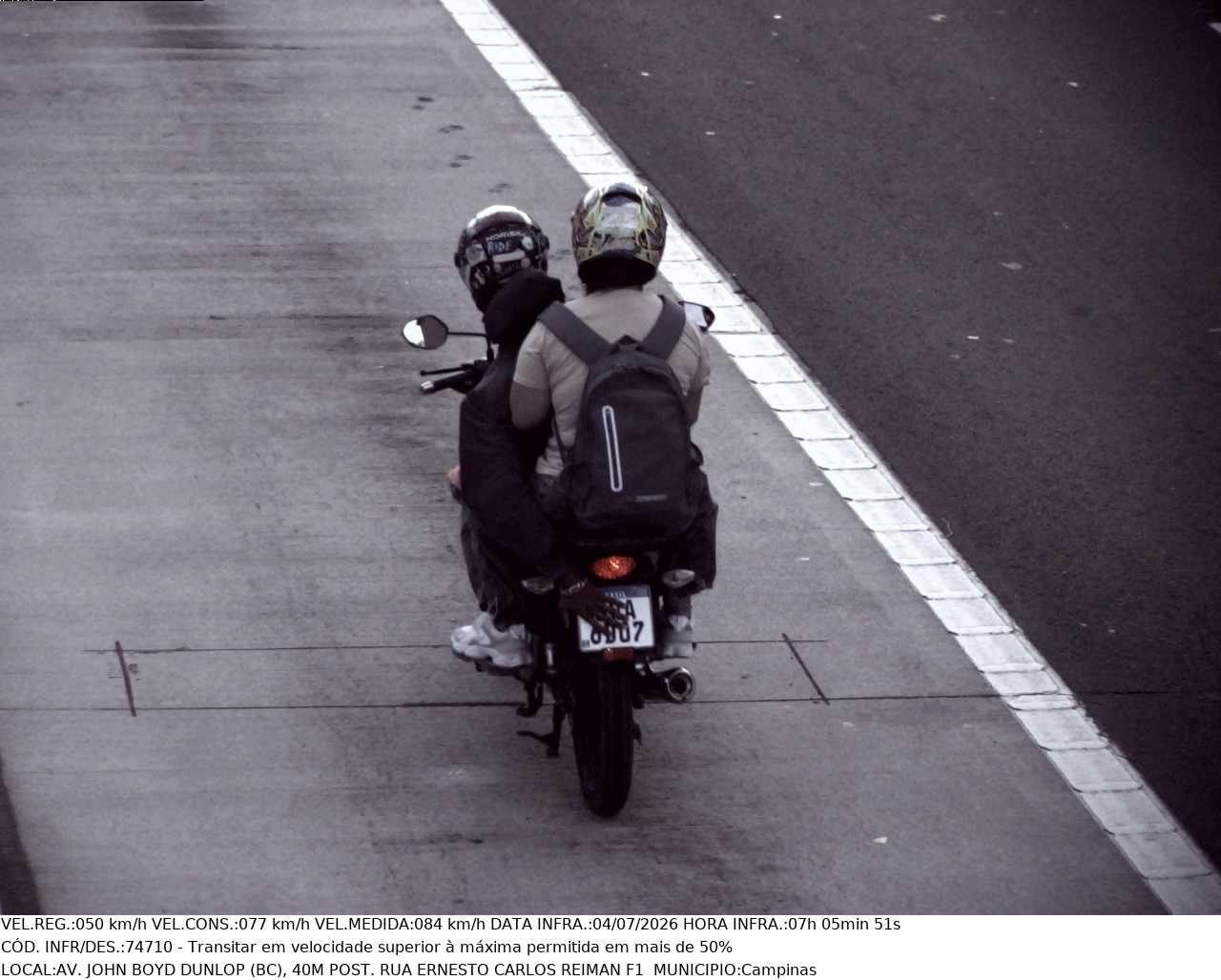 Imagens dos radares mostram motociclistas em velocidades acima do permitido ocultando a placa