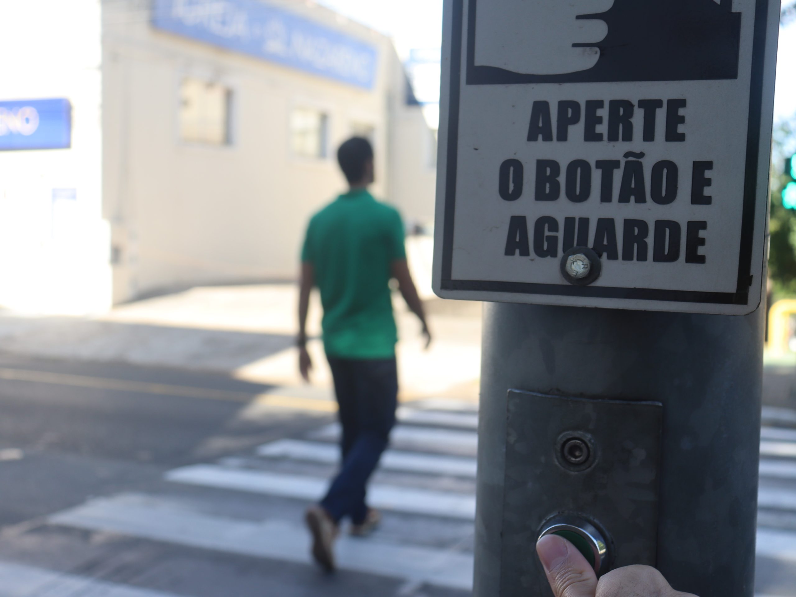A botoeira não promove a abertura imediata do semáforo, registra a solicitação e incorpora ao ciclo de
funcionamento