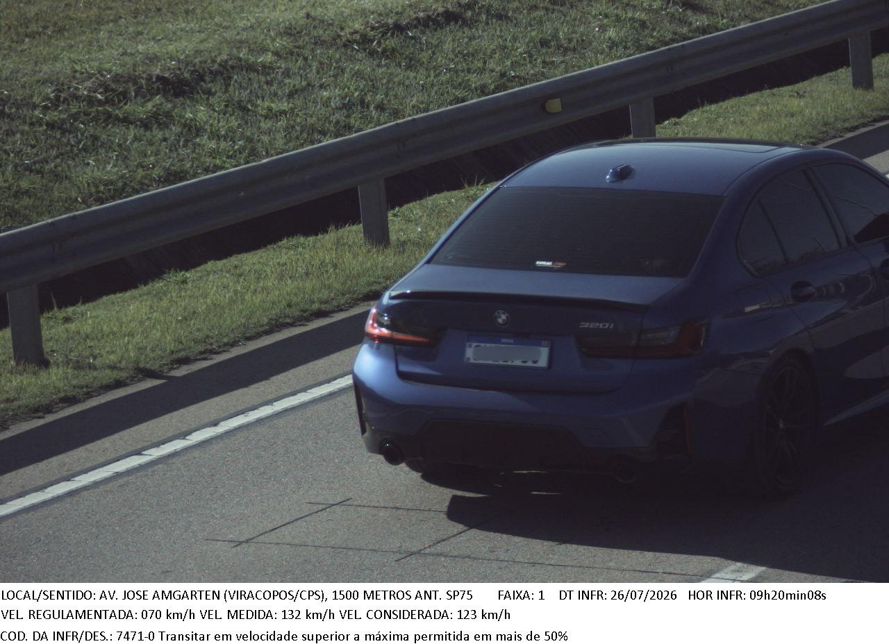 Imagens mostram motoristas e motociclistas circulando a mais de 100 km/h