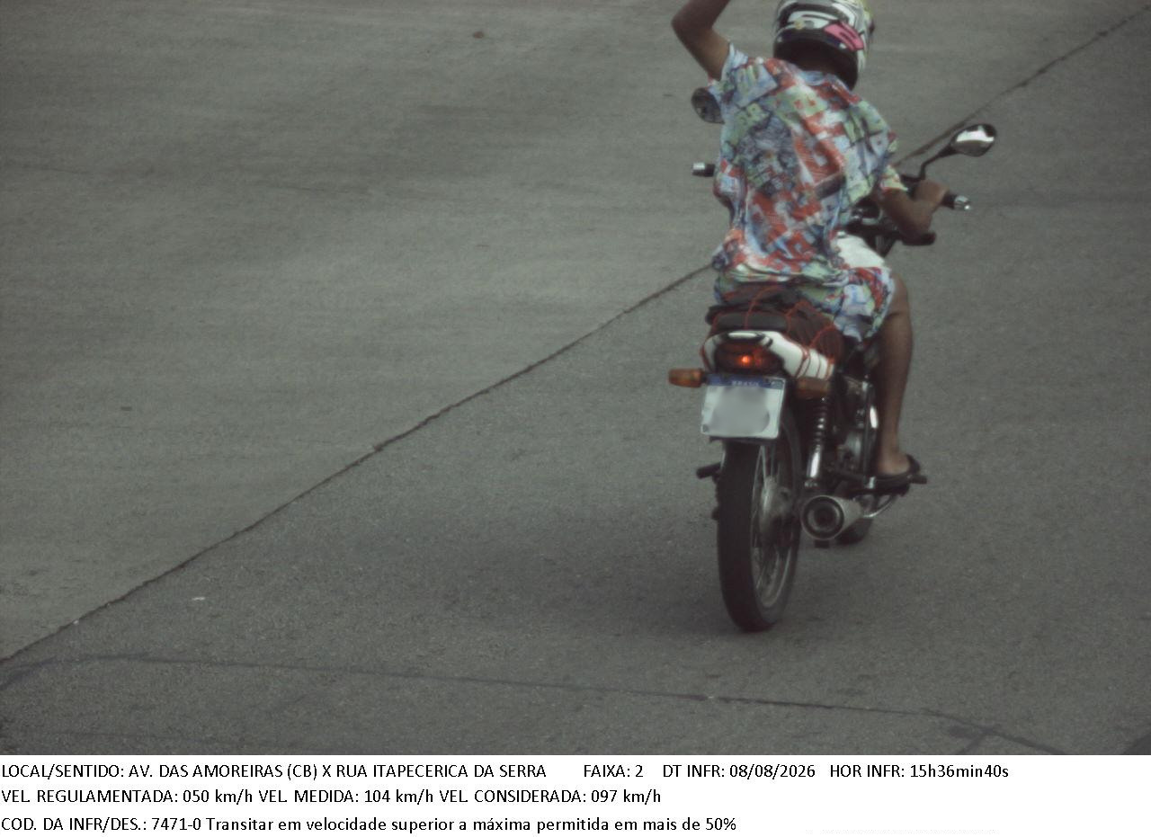 Imagens mostram motoristas e motociclistas circulando a mais de 100 km/h