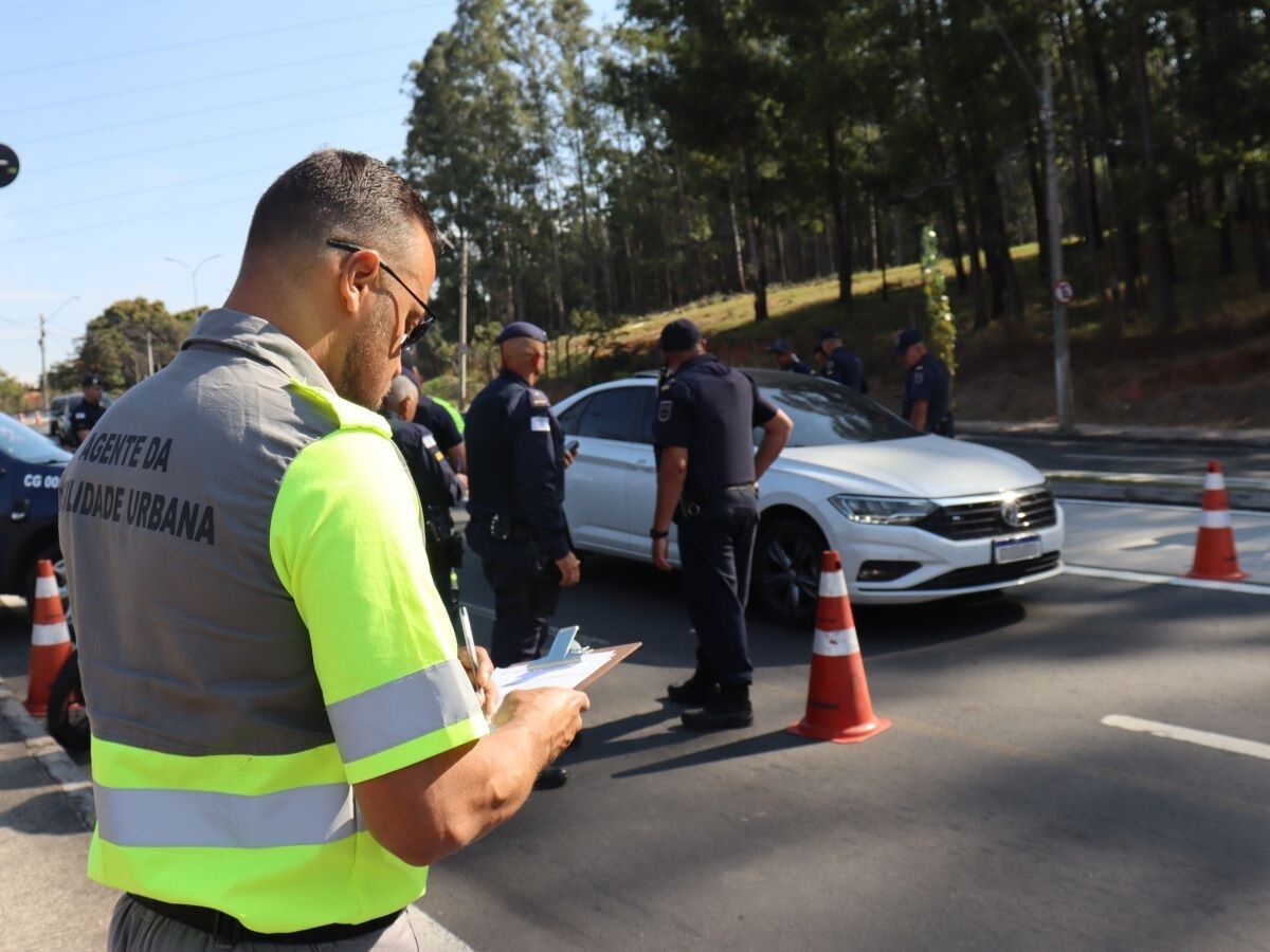 Excesso de velocidade é identificado pelos radares e a falta de habilitação fiscalizada nas blitze integradas