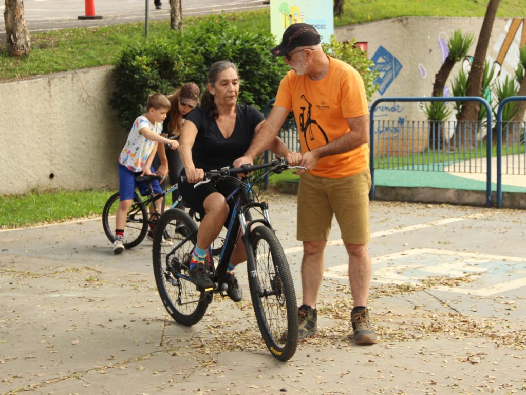 Idosa aprende a pedalar