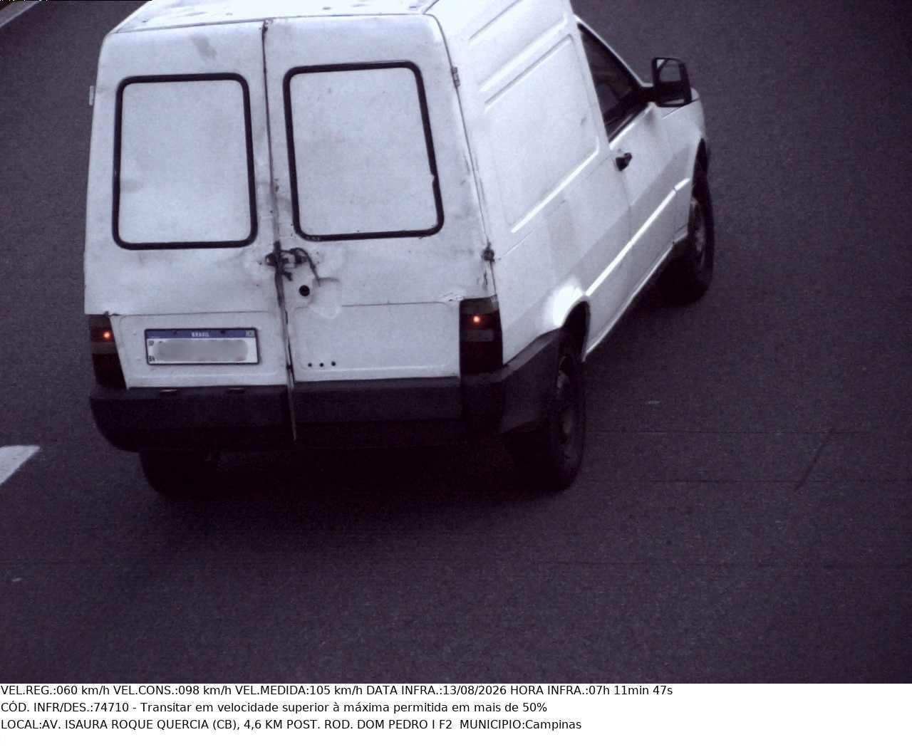 Imagens mostram motoristas e motociclistas circulando a mais de 100 km/h