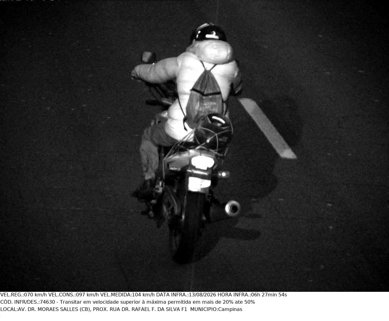 Imagens mostram motoristas e motociclistas circulando a mais de 100 km/h