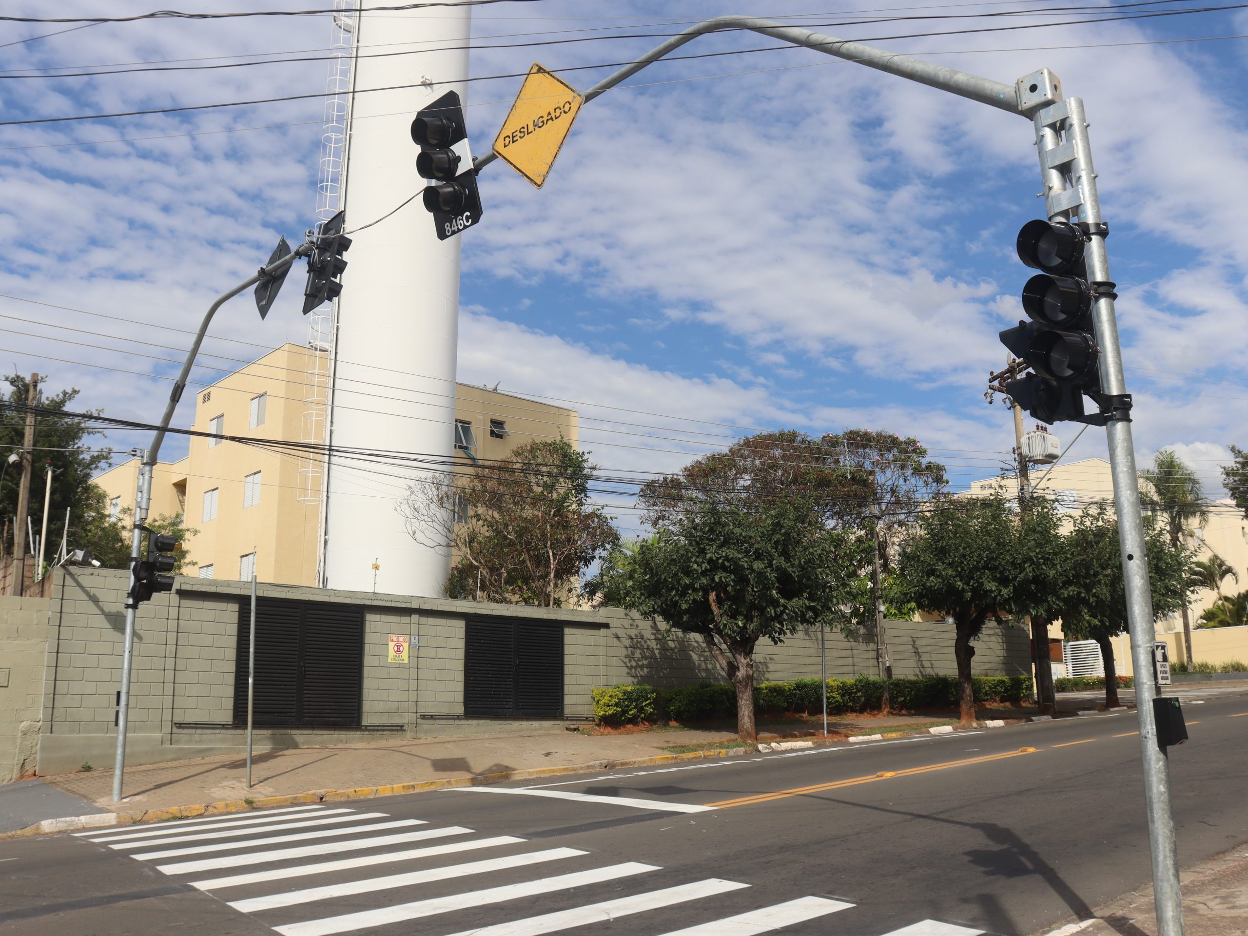 Avenida das Andorinhas ganha semáforos de travessias, com botoeiras