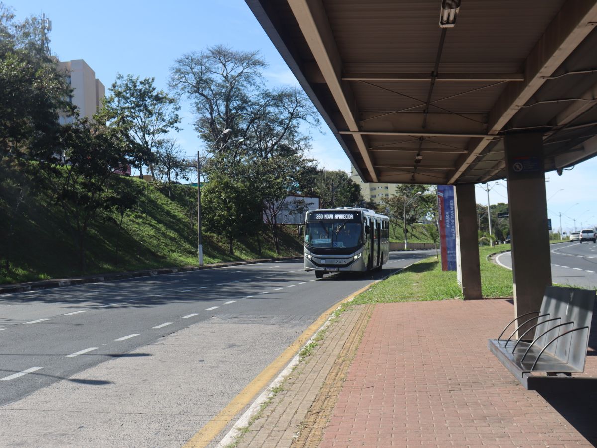 Agentes da mobilidade urbana estão orientando usuários sobre a nova operação
