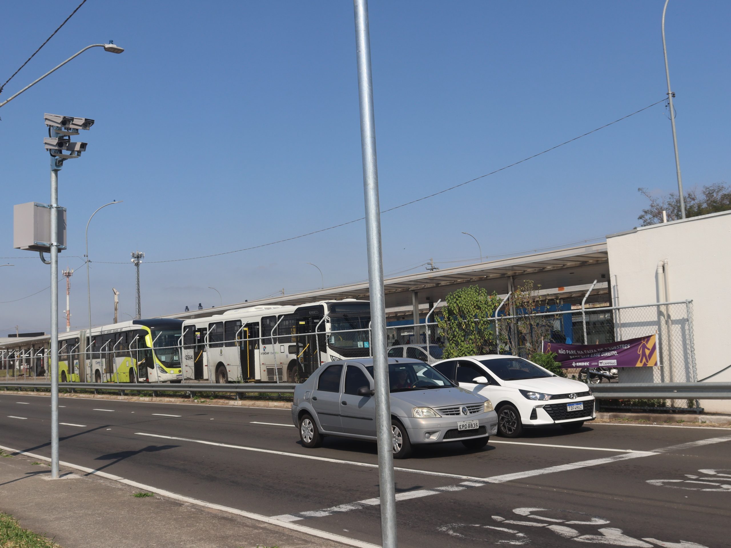 No período de testes, diversas situações de avanço de semáforo e parada sobre a faixa foram registradas