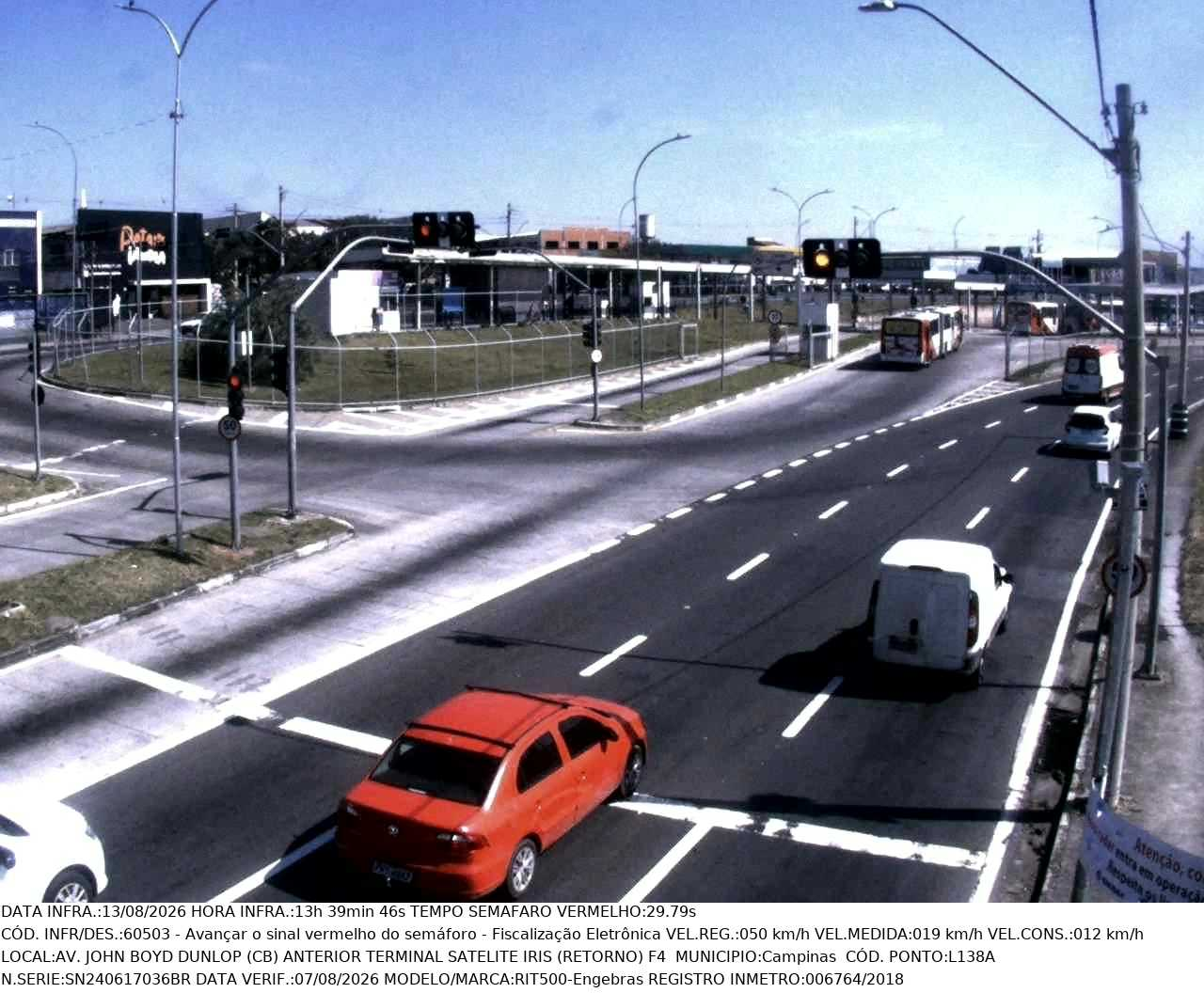 No período de testes, diversas situações de avanço de semáforo e parada sobre a faixa foram registradas