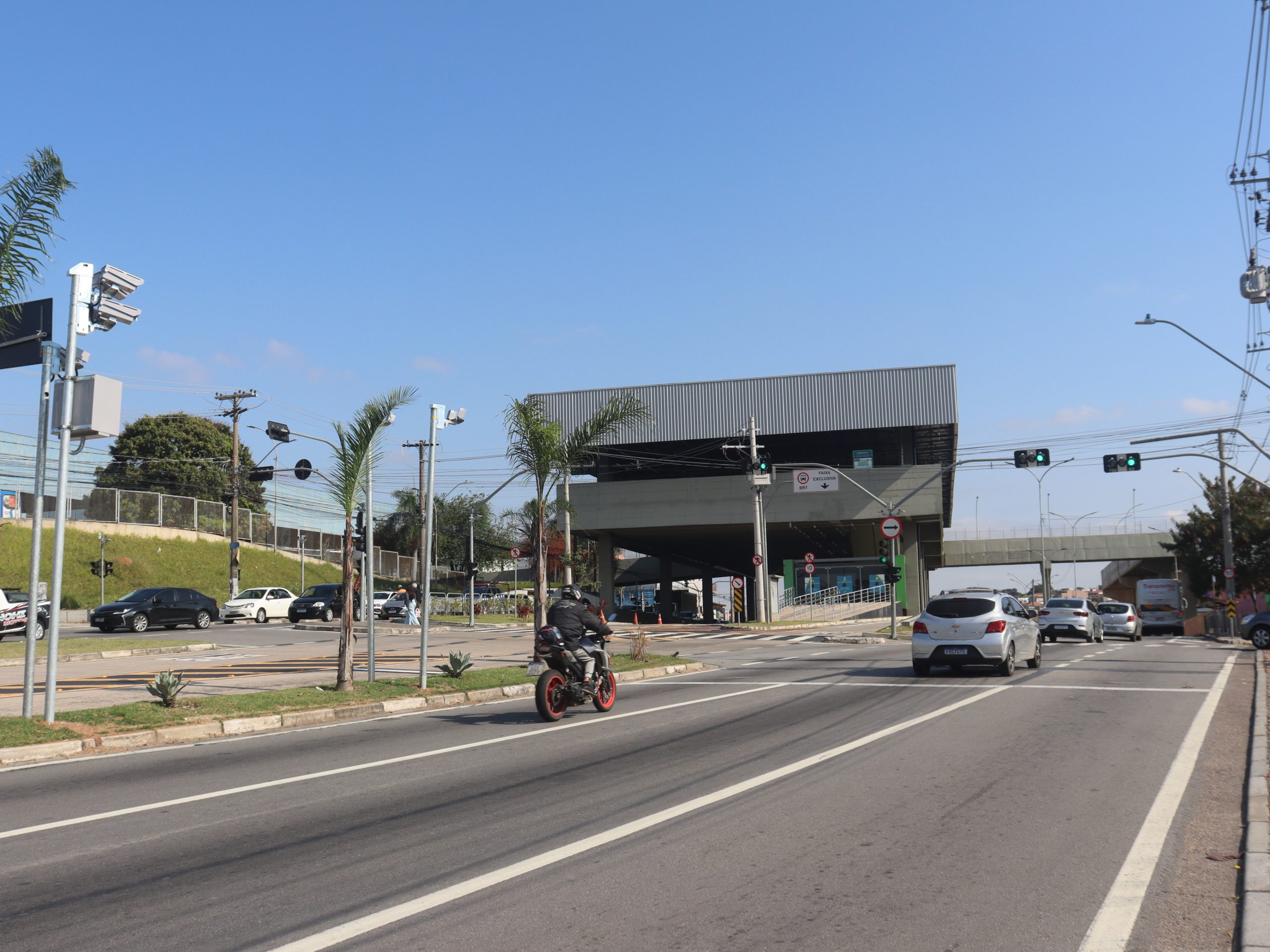 No período de testes, diversas situações de avanço de semáforo e parada sobre a faixa foram registradas