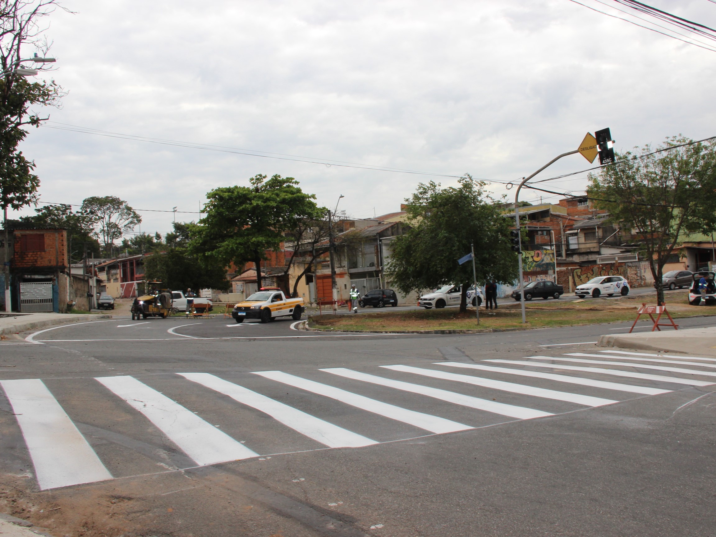 Novos semáforos vão receber câmeras de detecção do fluxo veicular; cruzamento recebeu nova sinalização