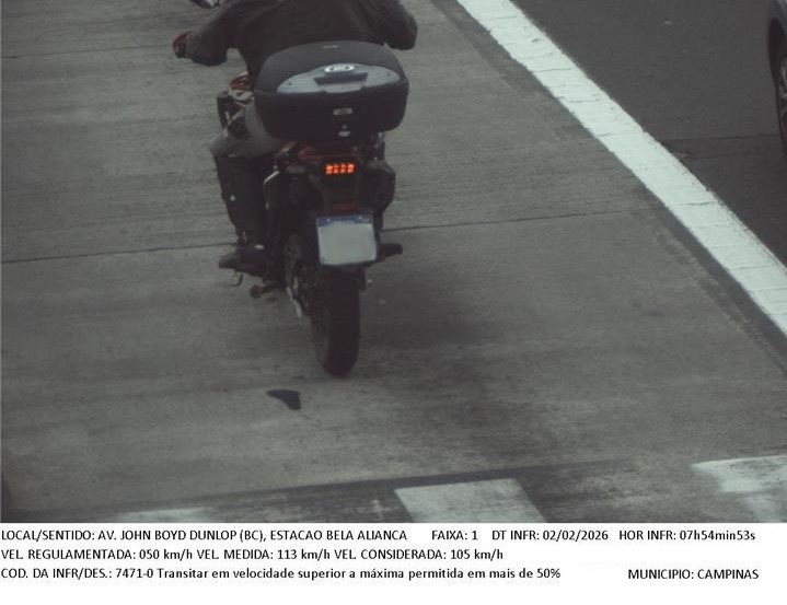 Imagens mostram motoristas e motociclistas circulando a mais de 100 km/h