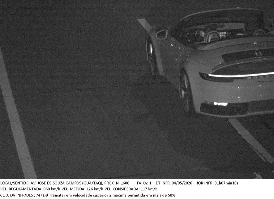 Imagens mostram motoristas e motociclistas circulando a mais de 100 km/h